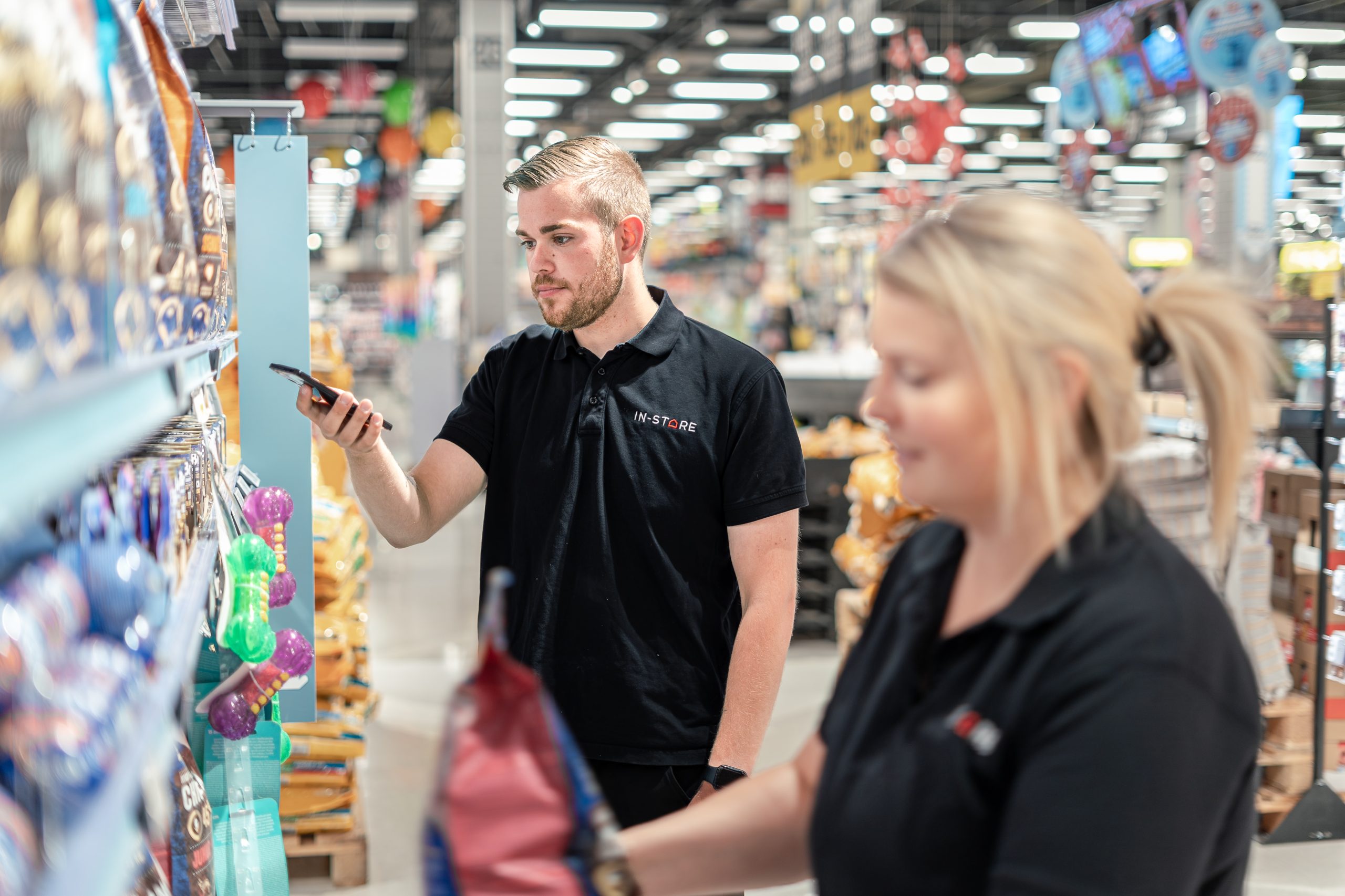 To merchere på arbejde i et supermarked.