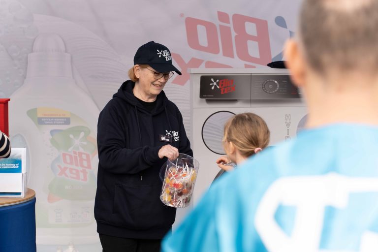 Brandambassadør deler slikkepind ud